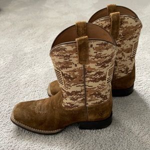 Boys suede Ariat boots.  Boys size 3.  In great condition.